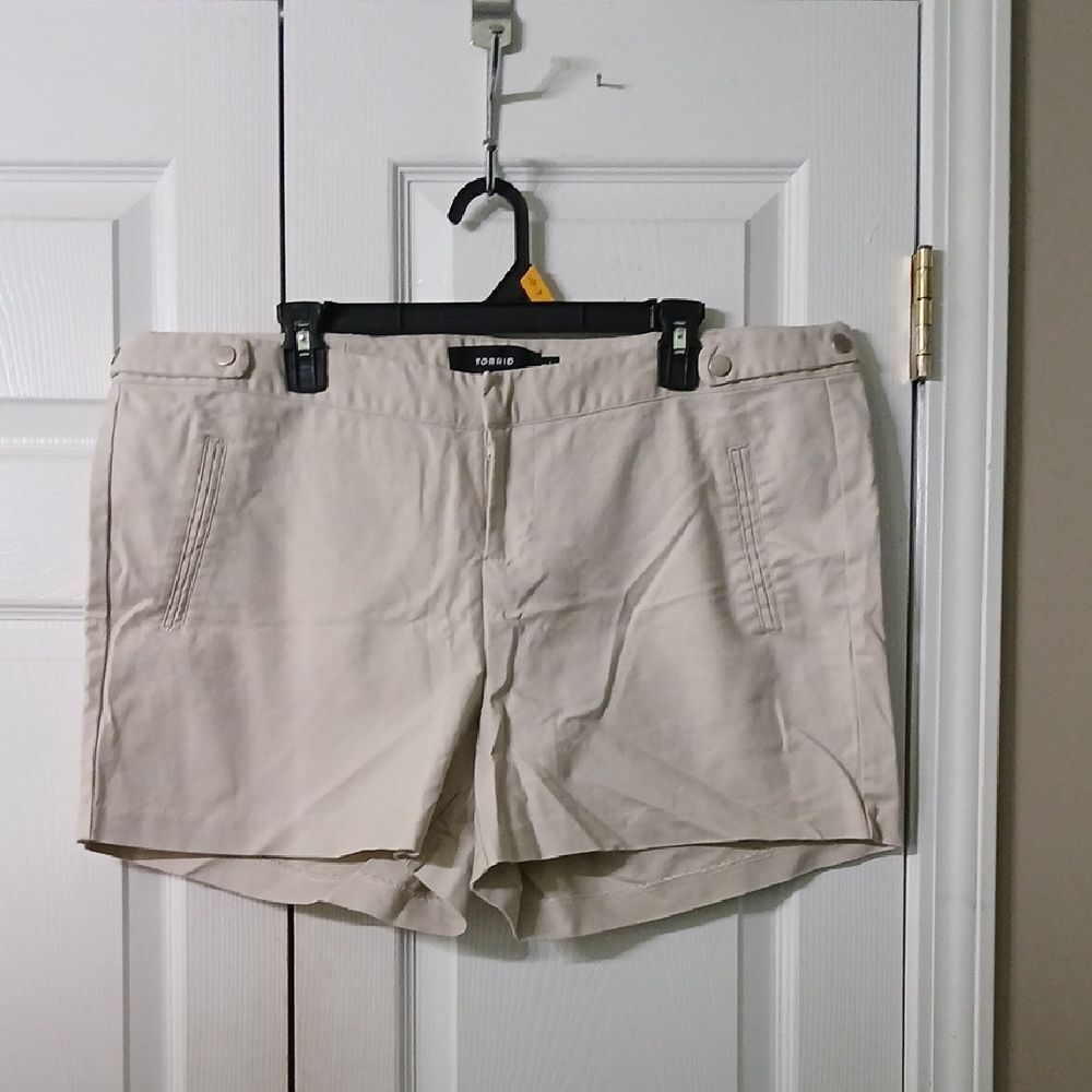 Torrid khaki tan shorts Sz 18 NWOT